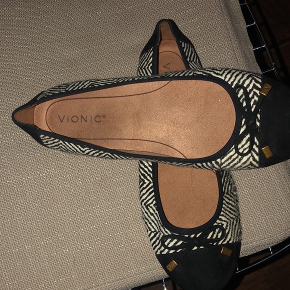 Vionic Spark Minna Black & White Flats. - Picture 4 of 4